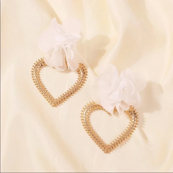LARGE GOLD HEART WHITE FLOWER BOHEMIAN EARRINGS - Picture 3 of 3